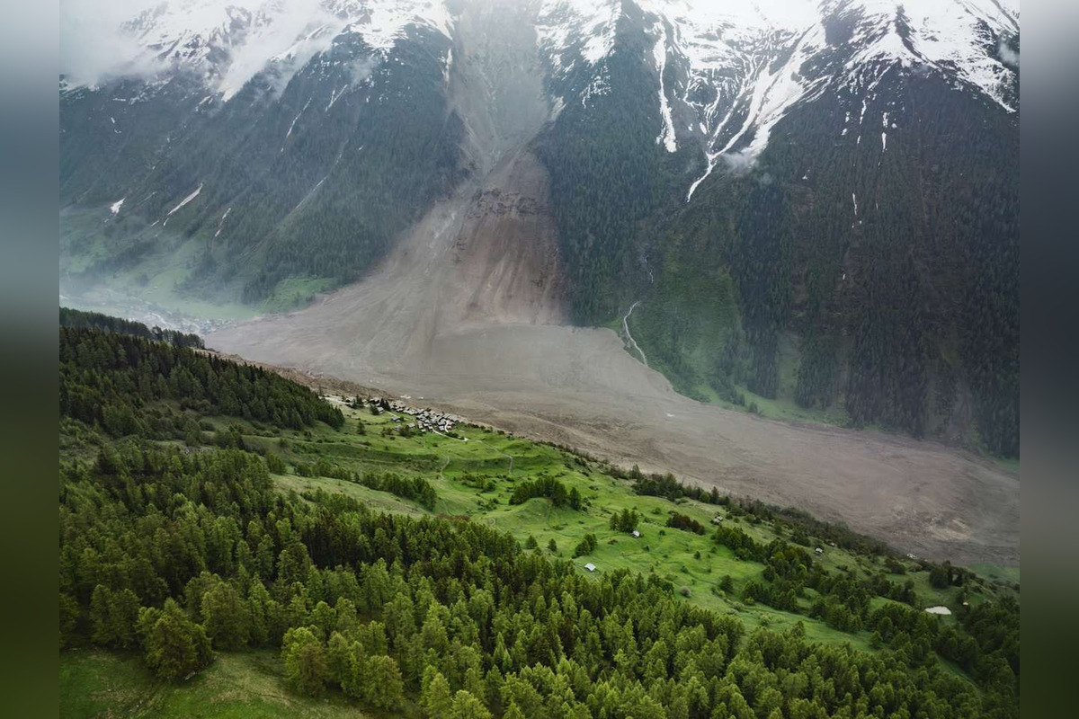 FOTO: Švajčiarska dedina zmizla pod lavínou skál, foto 2