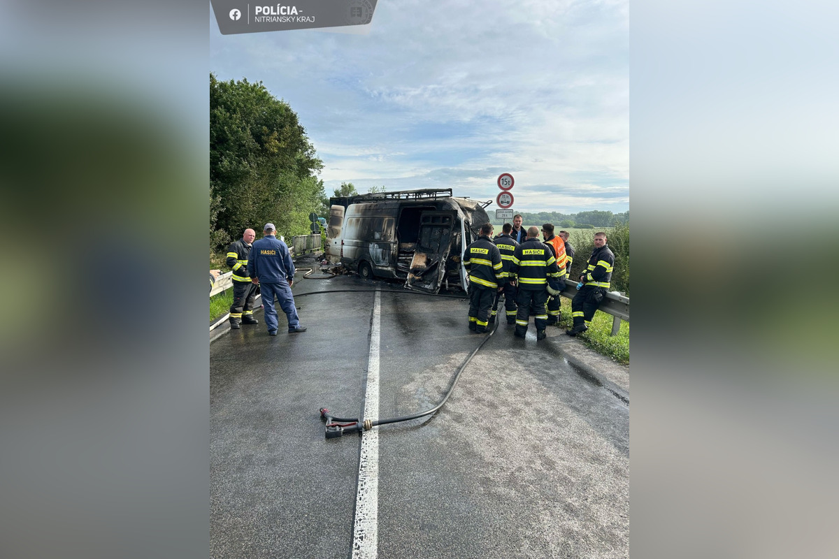 FOTO: Tragická zrážka kamióna, dodávky a auta pri Kolárove. Zomreli štyria ľudia, foto 1