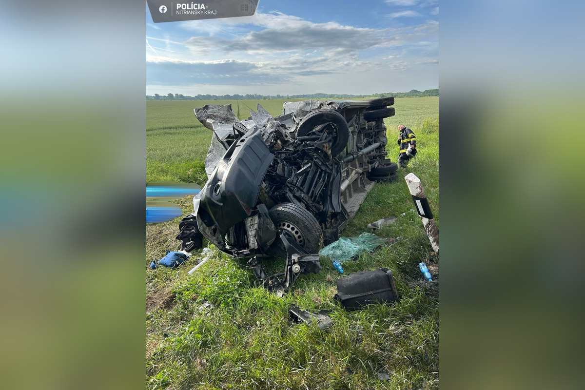 FOTO: Tragická zrážka kamióna, dodávky a auta pri Kolárove. Zomreli štyria ľudia, foto 2