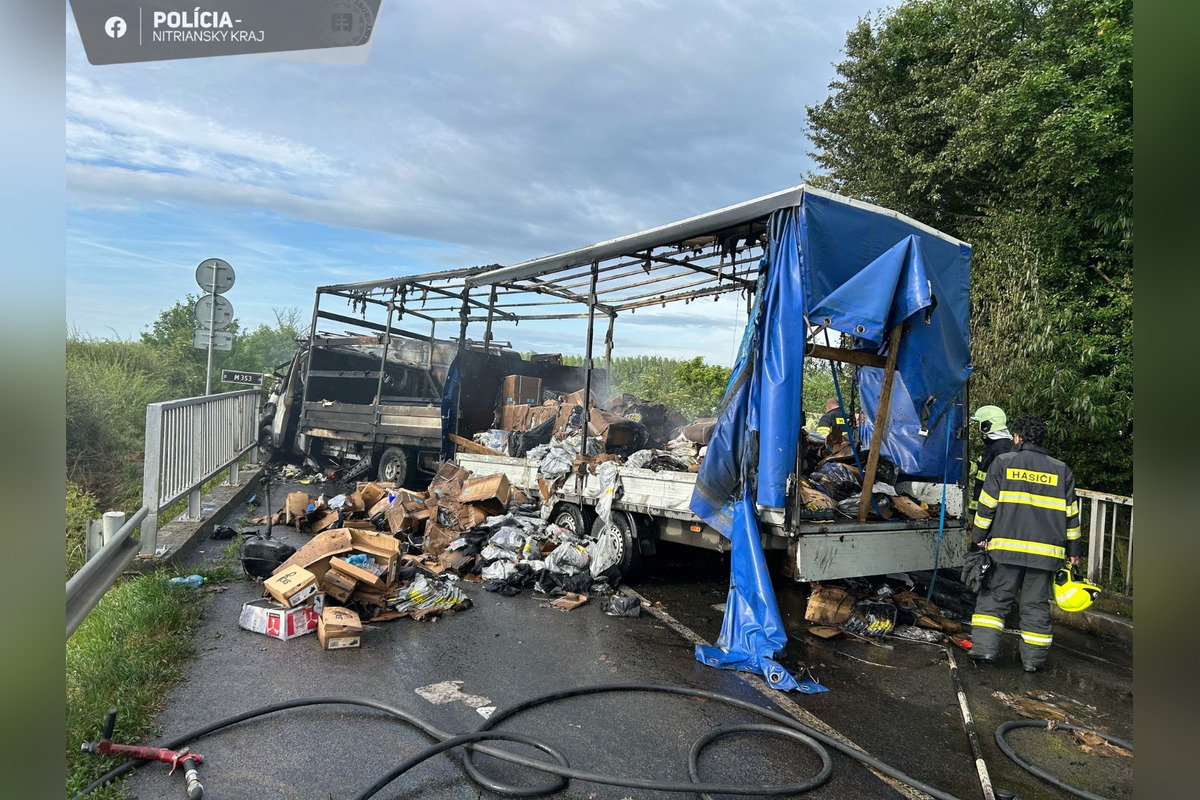FOTO: Tragická zrážka kamióna, dodávky a auta pri Kolárove. Zomreli štyria ľudia, foto 3