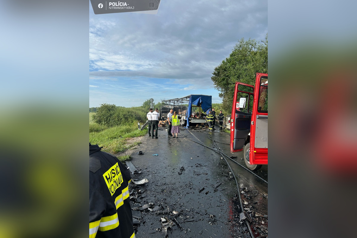 FOTO: Tragická zrážka kamióna, dodávky a auta pri Kolárove. Zomreli štyria ľudia, foto 5
