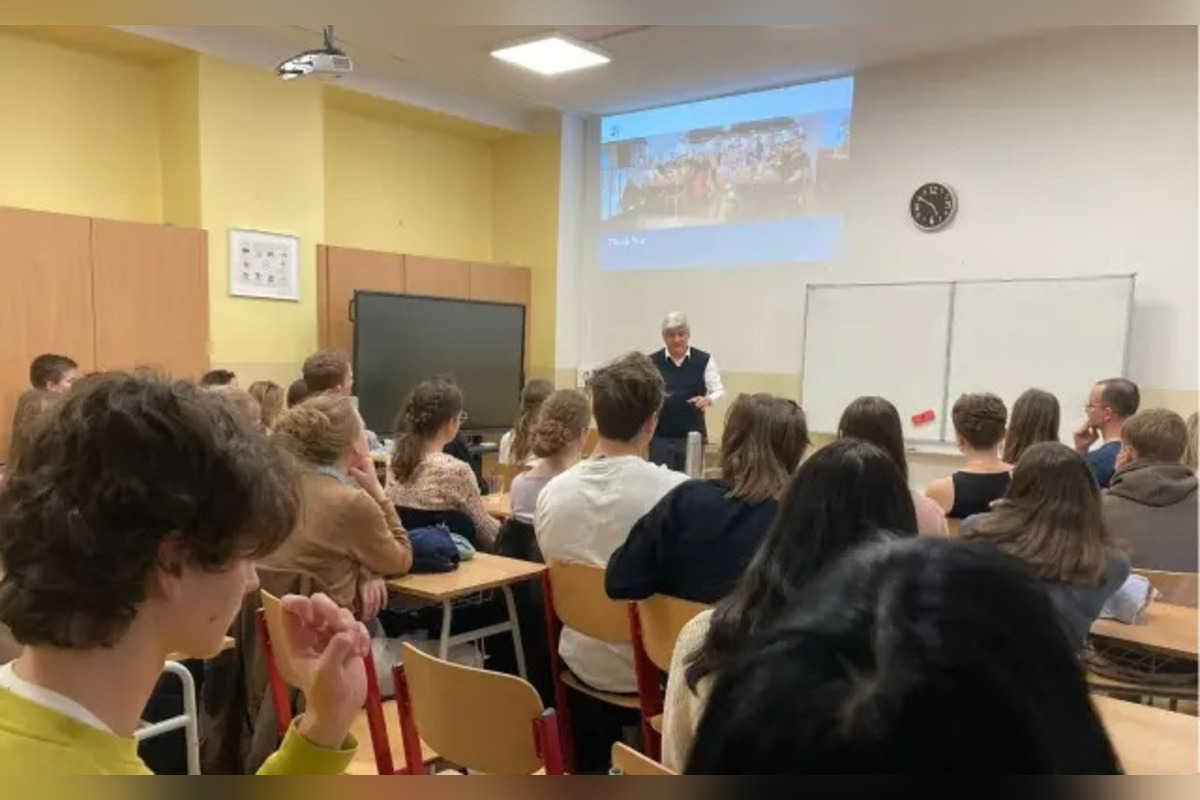 FOTO: Gymnázium na Košickej chce dať deťom pod stromček knižnicu, foto 1