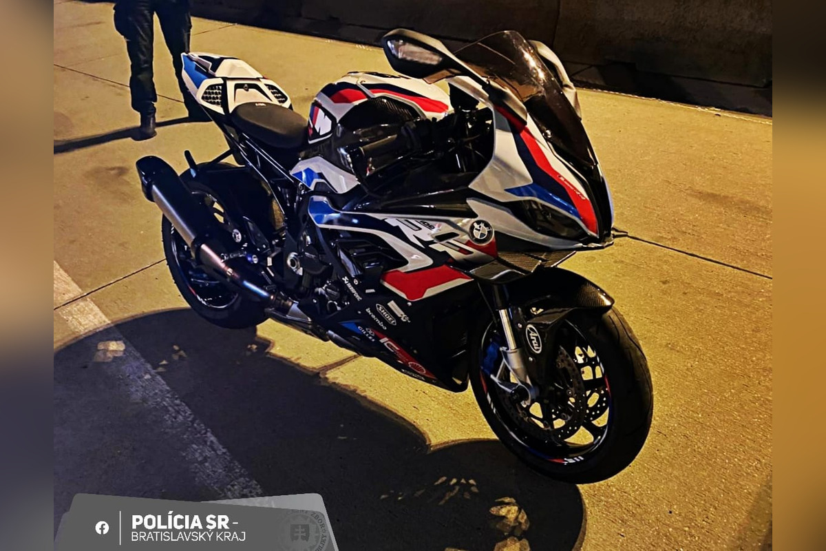 FOTO: Pri Čuňove chytili dodávku s dvomi ukradnutými motorkami, foto 1