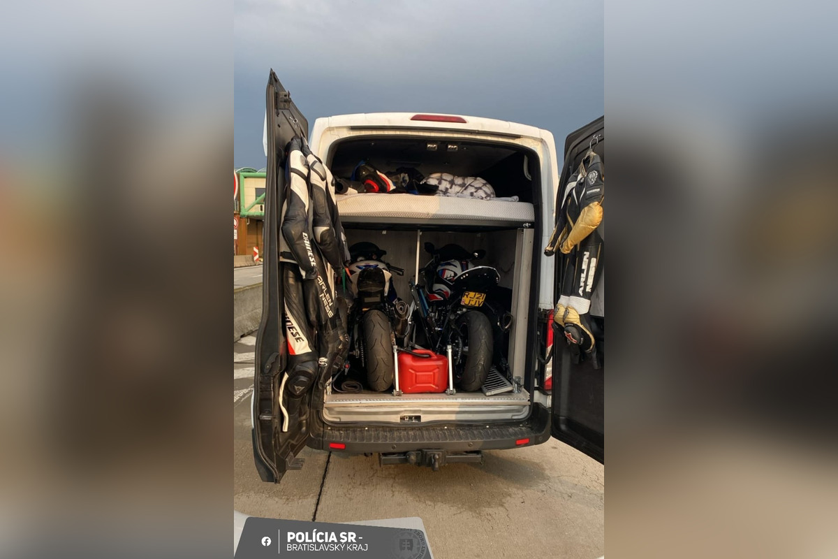 FOTO: Pri Čuňove chytili dodávku s dvomi ukradnutými motorkami, foto 2