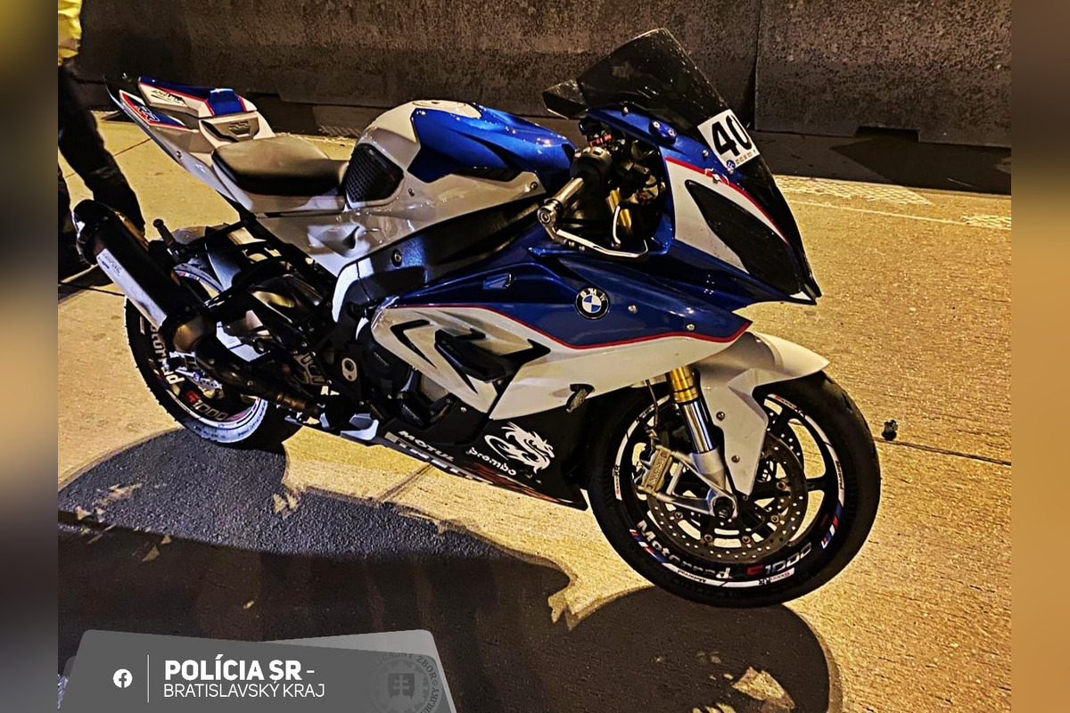 FOTO: Pri Čuňove chytili dodávku s dvomi ukradnutými motorkami, foto 3