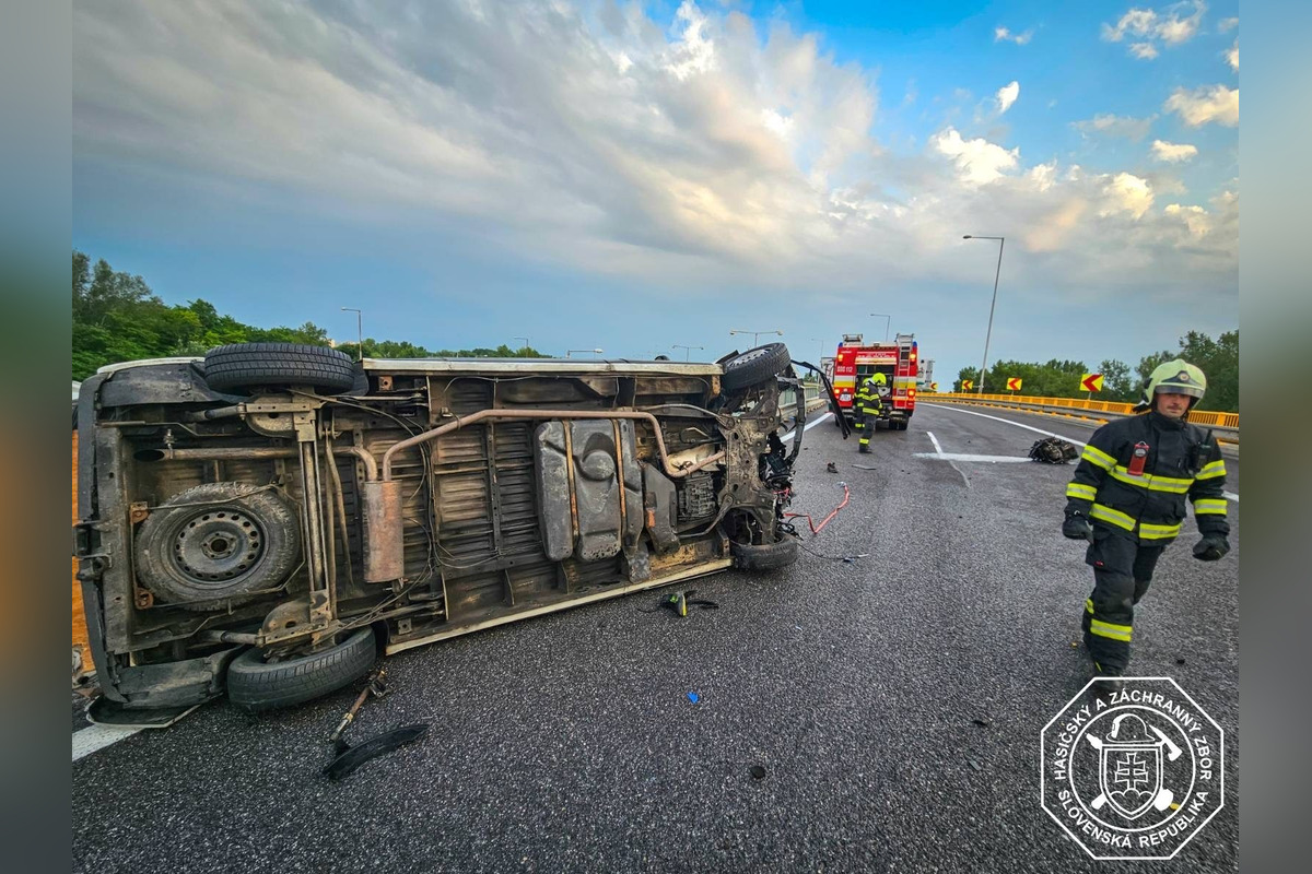 FOTO: Pri nehode kamiónu na D1 sa zranili dve osoby, foto 1