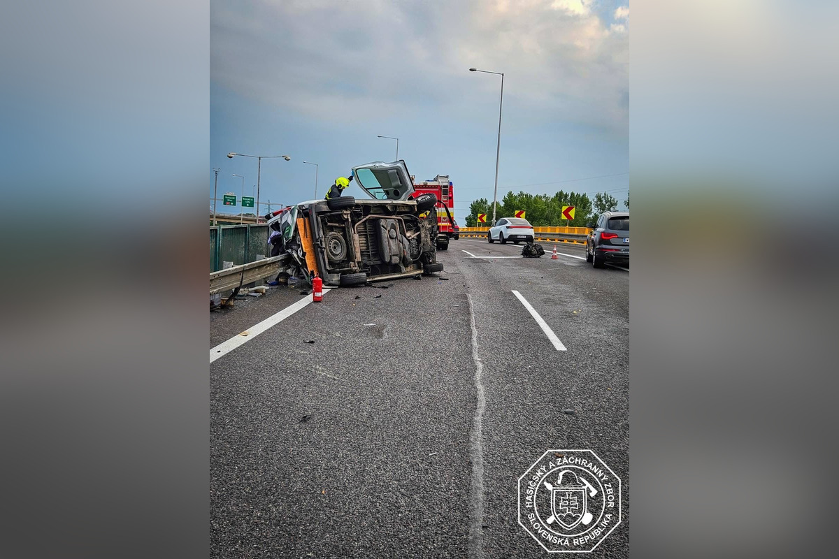 FOTO: Pri nehode kamiónu na D1 sa zranili dve osoby, foto 2