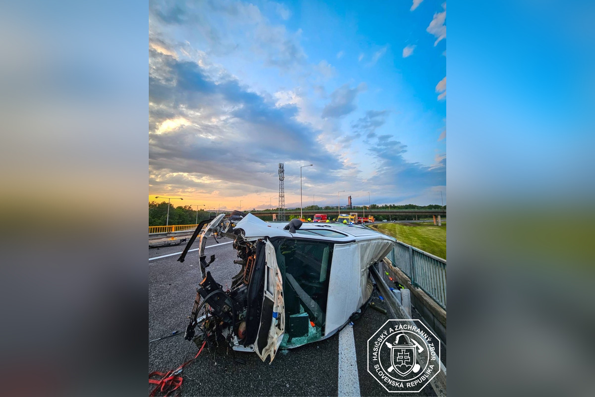 FOTO: Pri nehode kamiónu na D1 sa zranili dve osoby, foto 3