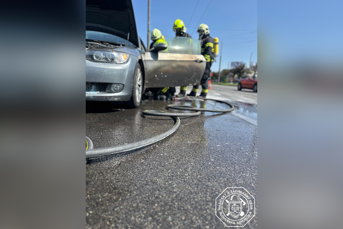 FOTO: Požiar BMW na Lamačskej ceste, foto 1