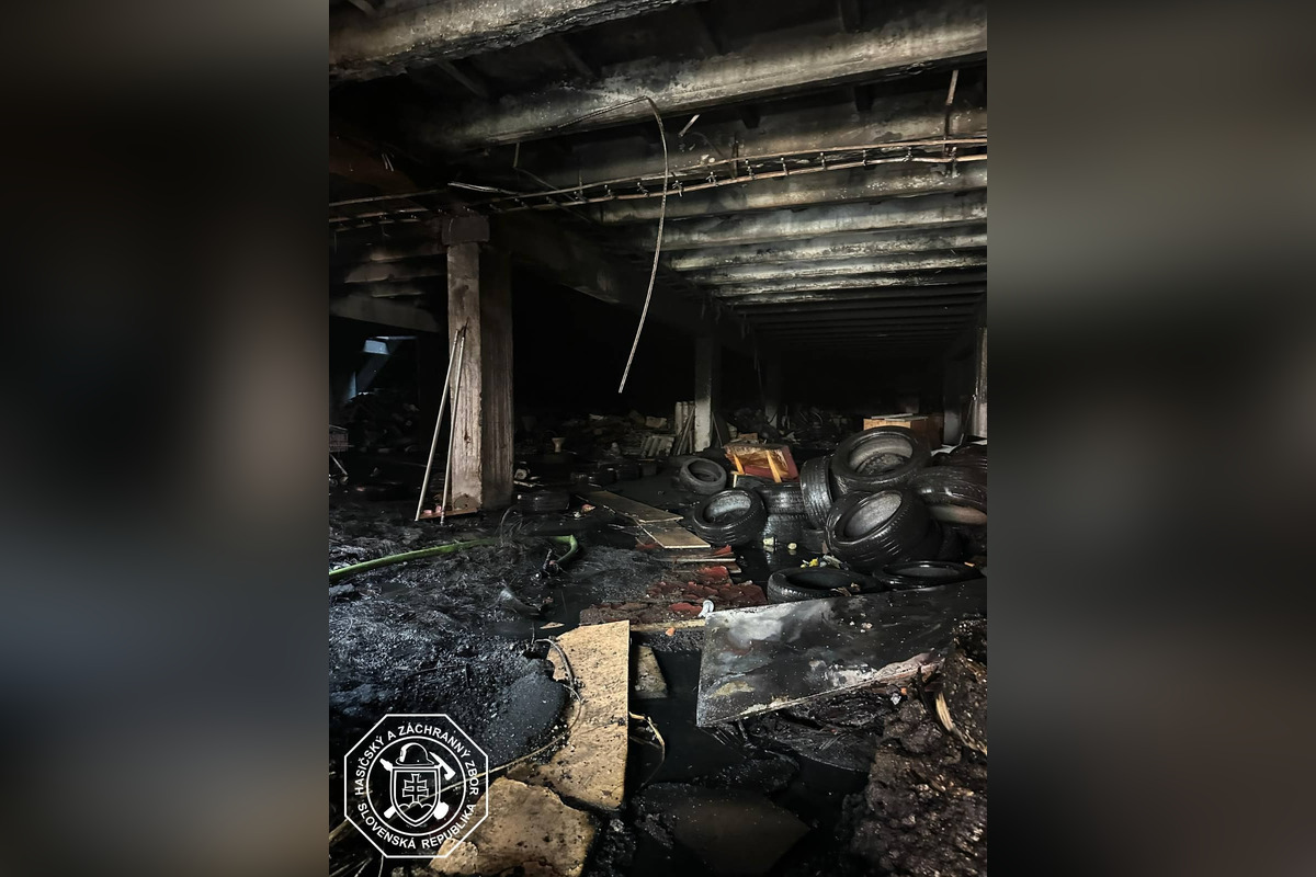 FOTO: Požiar budovy bývalej pošty v Dúbravke, foto 1