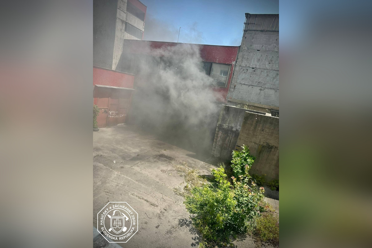 FOTO: Požiar budovy bývalej pošty v Dúbravke, foto 2