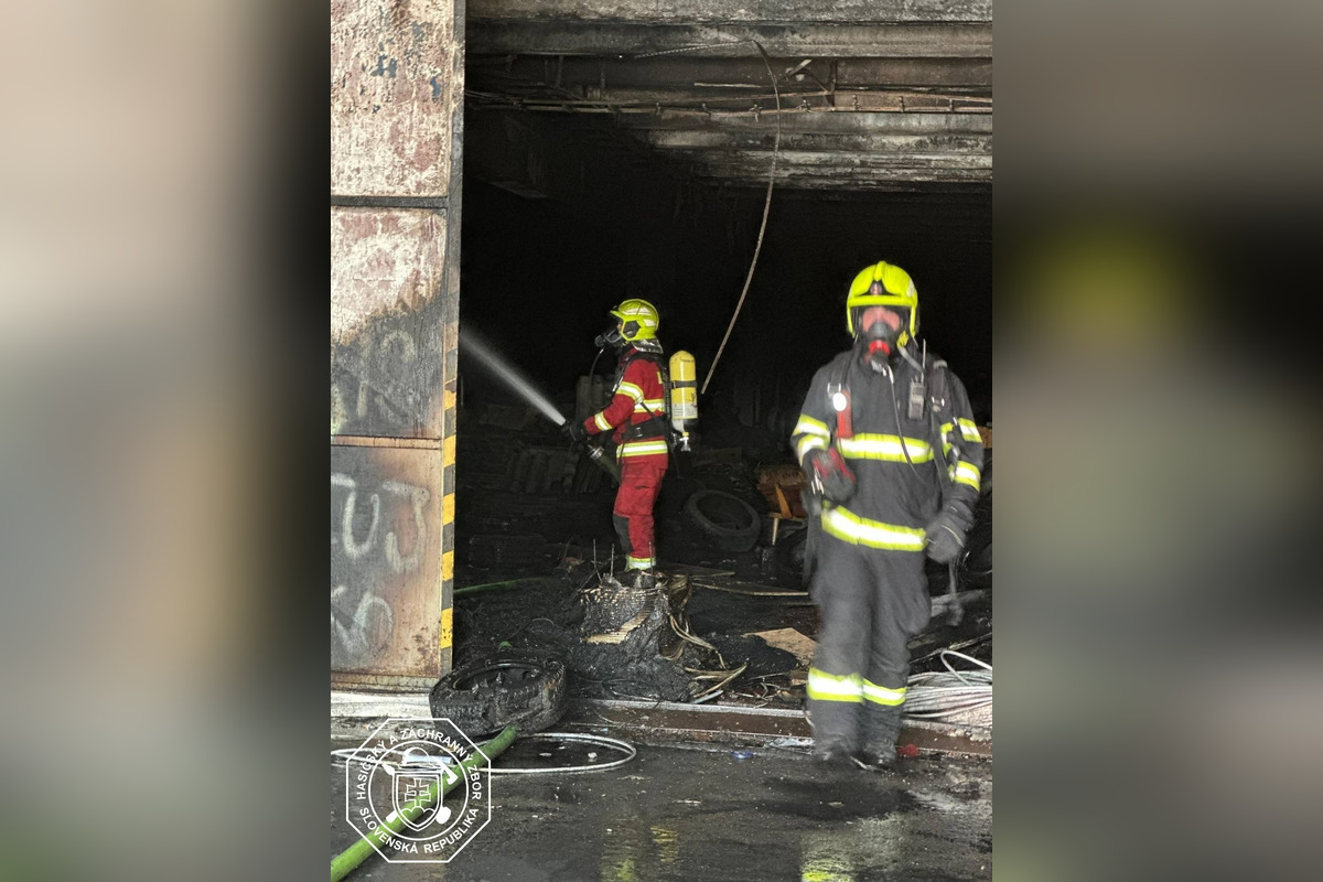 FOTO: Požiar budovy bývalej pošty v Dúbravke, foto 3