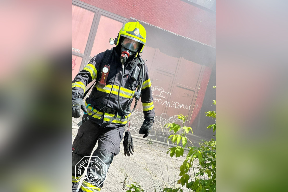 FOTO: Požiar budovy bývalej pošty v Dúbravke, foto 4