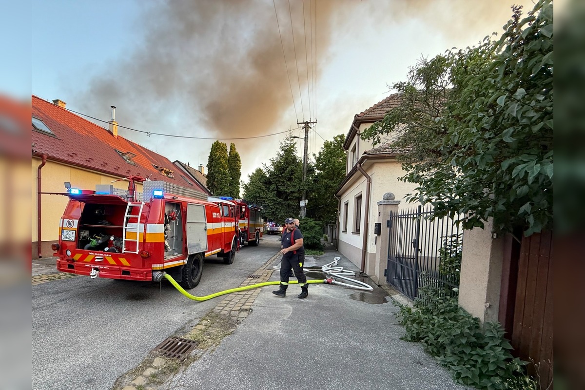 FOTO: Požiar obytného prívesu vo Vajnoroch, foto 1