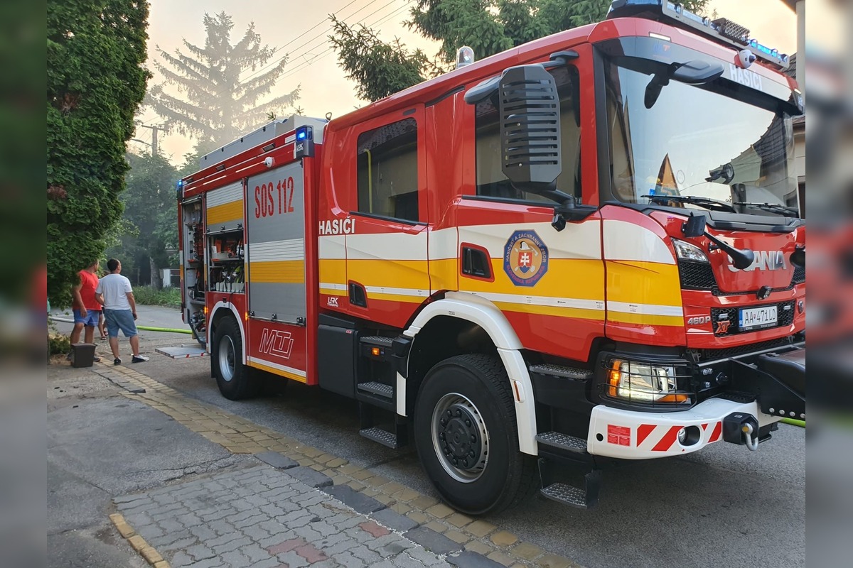 FOTO: Požiar obytného prívesu vo Vajnoroch, foto 2