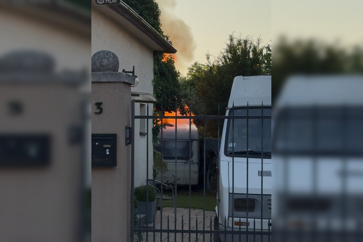 FOTO: Požiar obytného prívesu vo Vajnoroch, foto 5