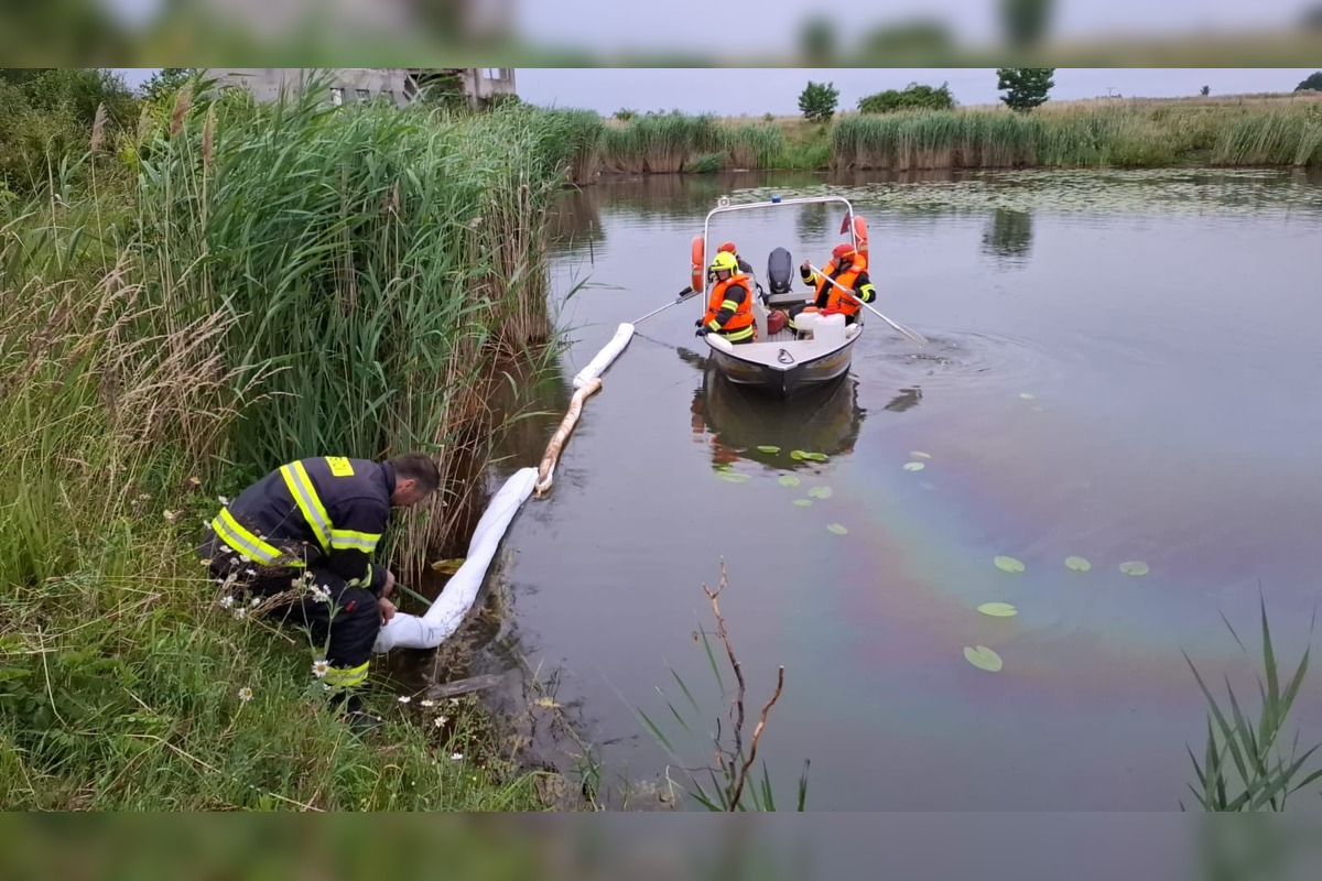 FOTO: Na hladine jazera v Záhorskej Vsi sa vyskytla škvrna, foto 2