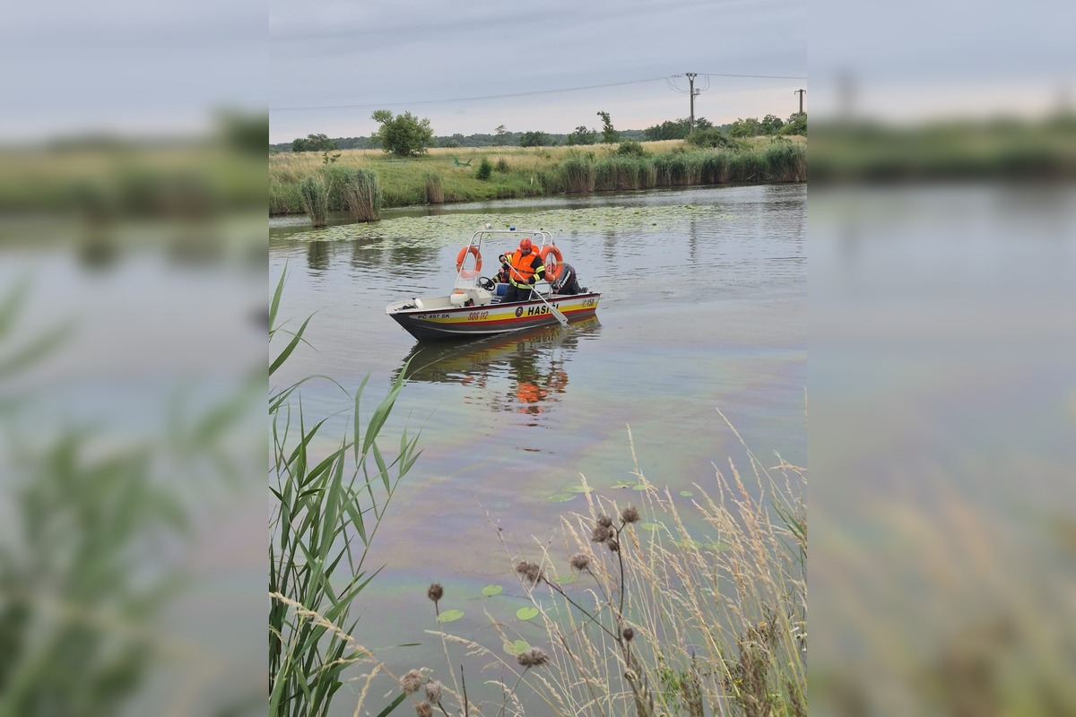 FOTO: Na hladine jazera v Záhorskej Vsi sa vyskytla škvrna, foto 4