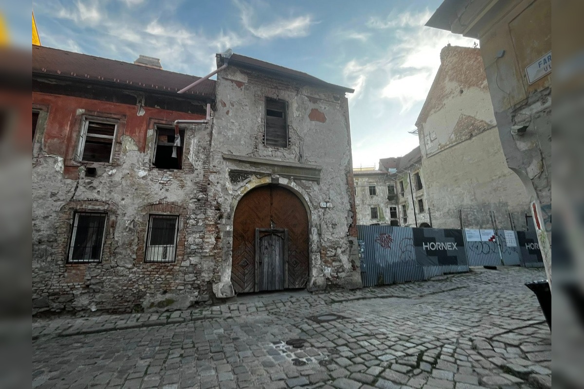 FOTO: Budova na Kapitulskej chátra, je hanbou historického centra Bratislavy , foto 2