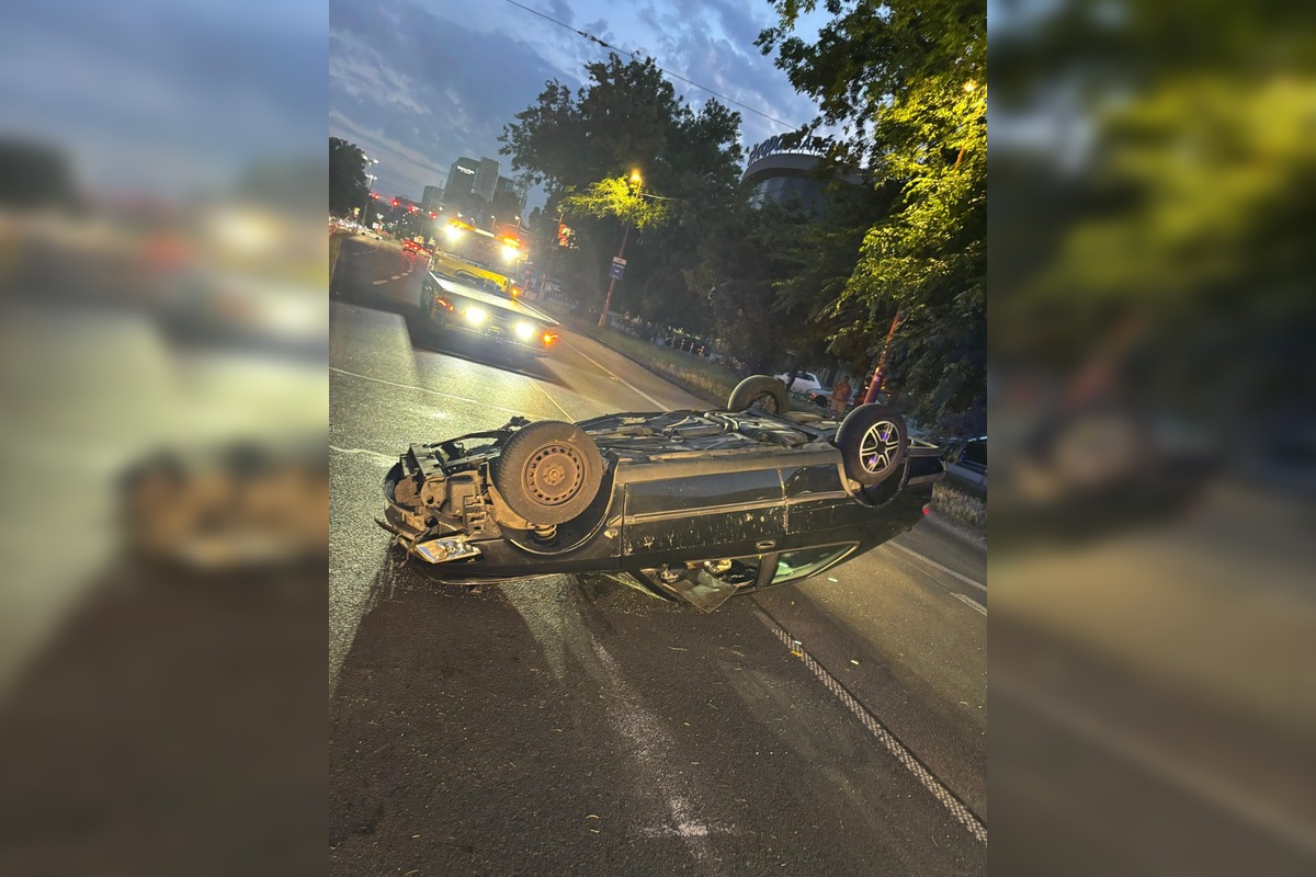 FOTO: Pri nehode na Bajkalskej sa na strechu prevrátilo auto, foto 1