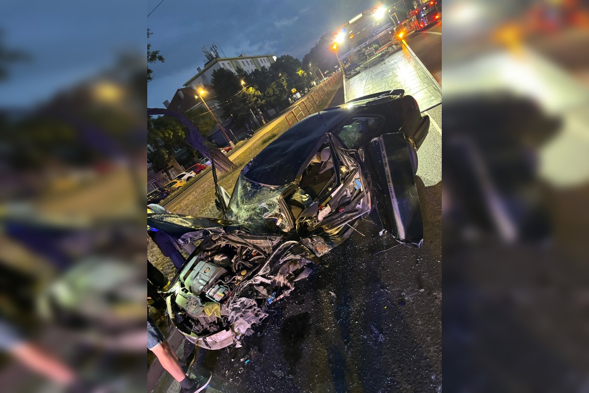 FOTO: Pri nehode na Bajkalskej sa na strechu prevrátilo auto, foto 3