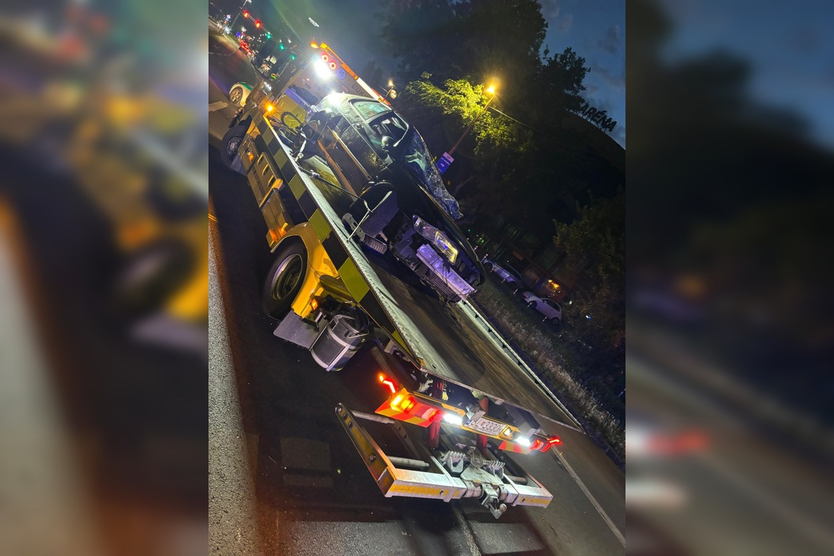 FOTO: Pri nehode na Bajkalskej sa na strechu prevrátilo auto, foto 5