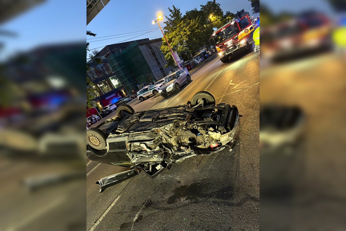 FOTO: Pri nehode na Bajkalskej sa na strechu prevrátilo auto, foto 6