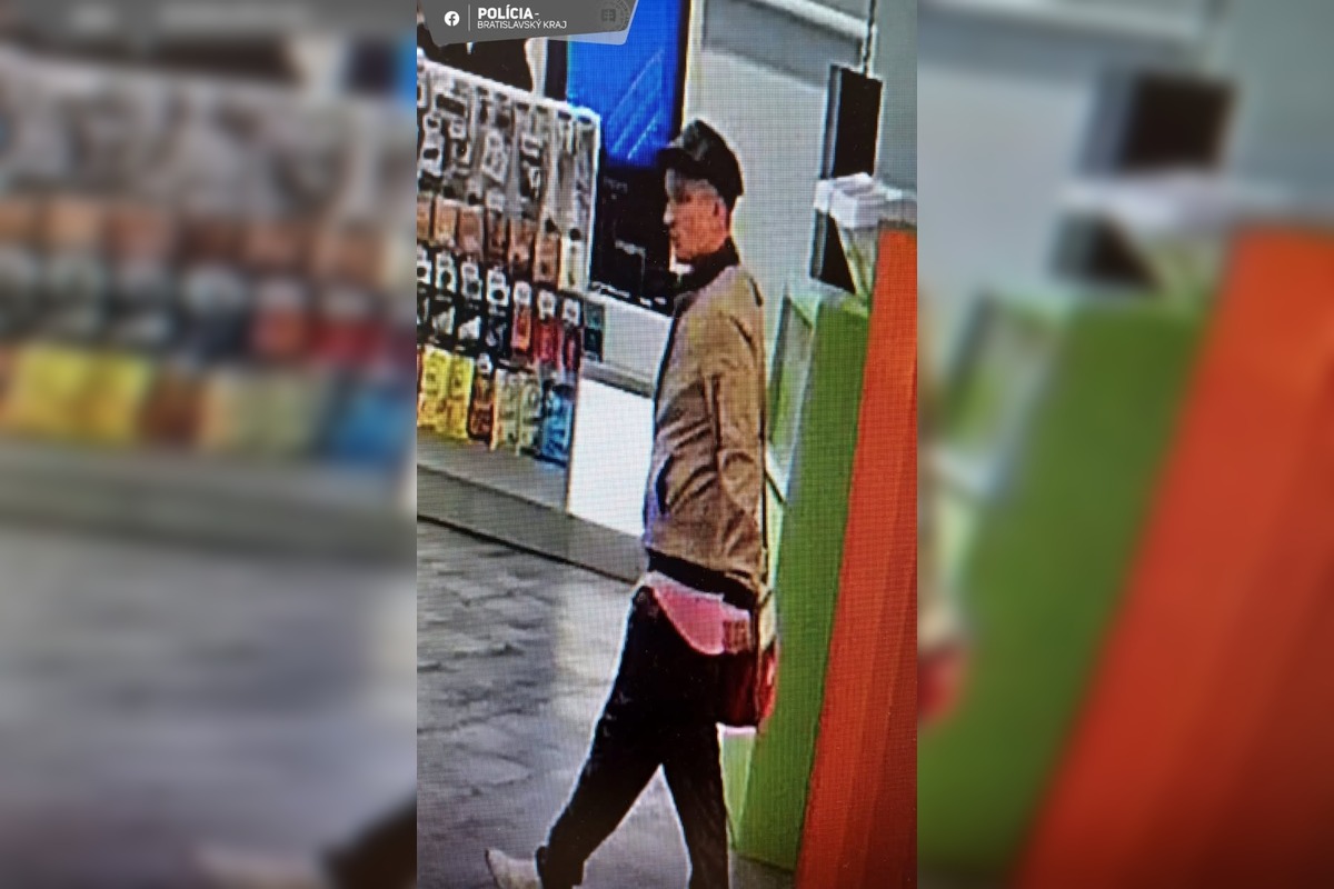 FOTO: Polícia hľadá muža, ktorý v petržalskom nákupnom centre ukradol elektrickú kolobežku, foto 1