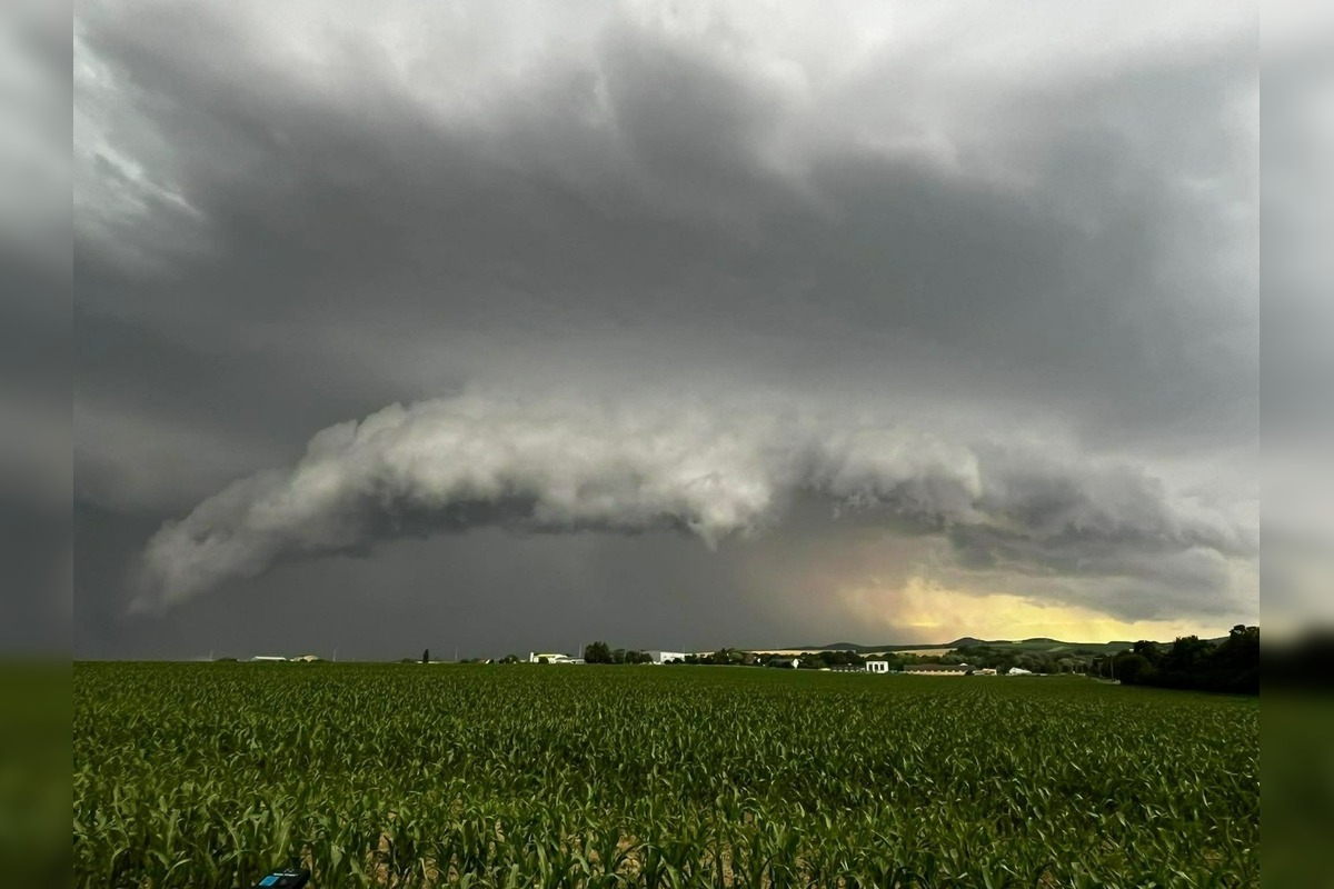 FOTO: Búrky na Slovensku lámali stromy, silný vietor odfúkol strechy, foto 1