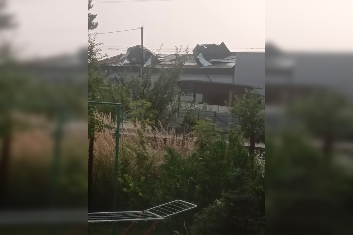 FOTO: Búrky na Slovensku lámali stromy, silný vietor odfúkol strechy, foto 5