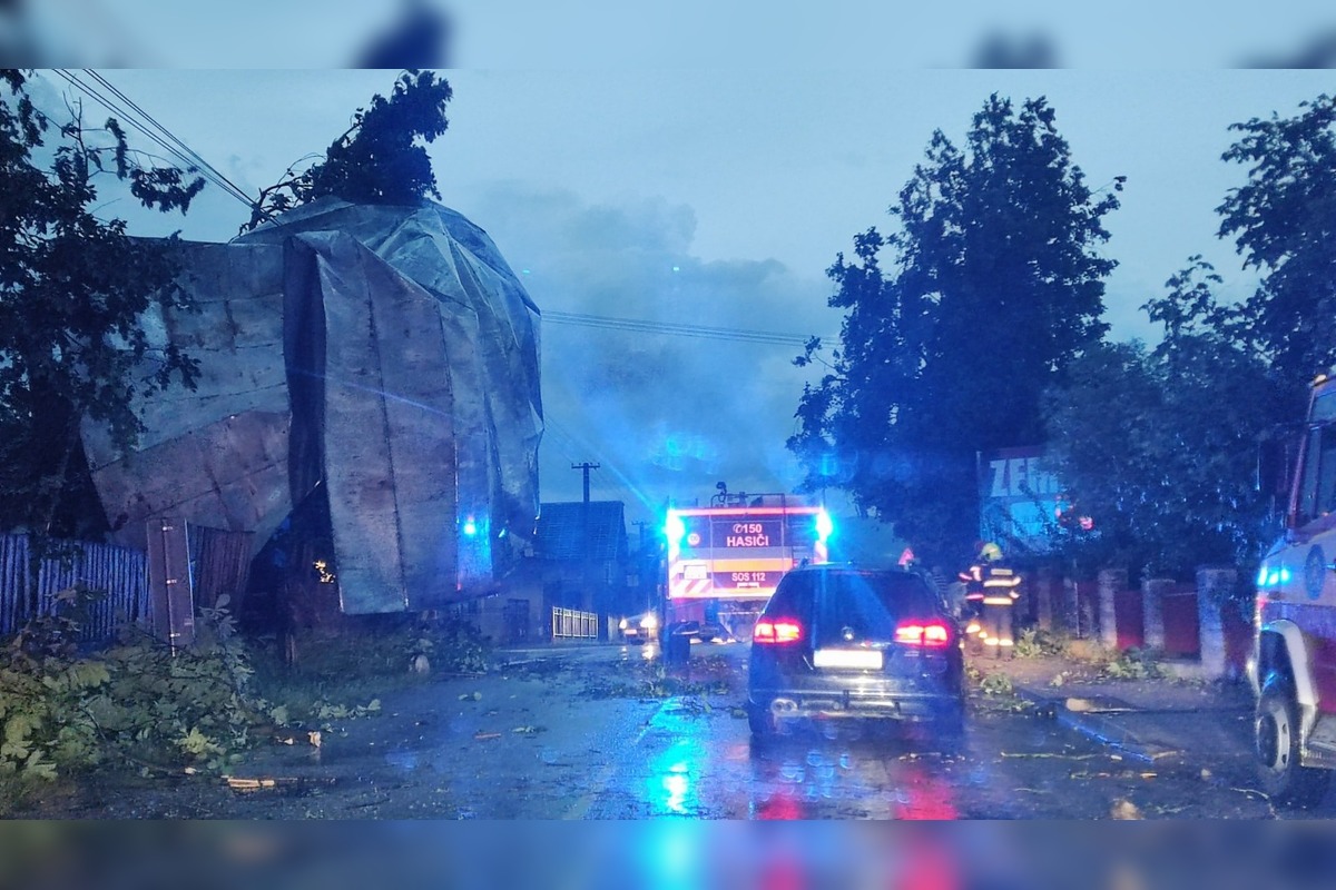FOTO: Búrky na Slovensku lámali stromy, silný vietor odfúkol strechy, foto 6