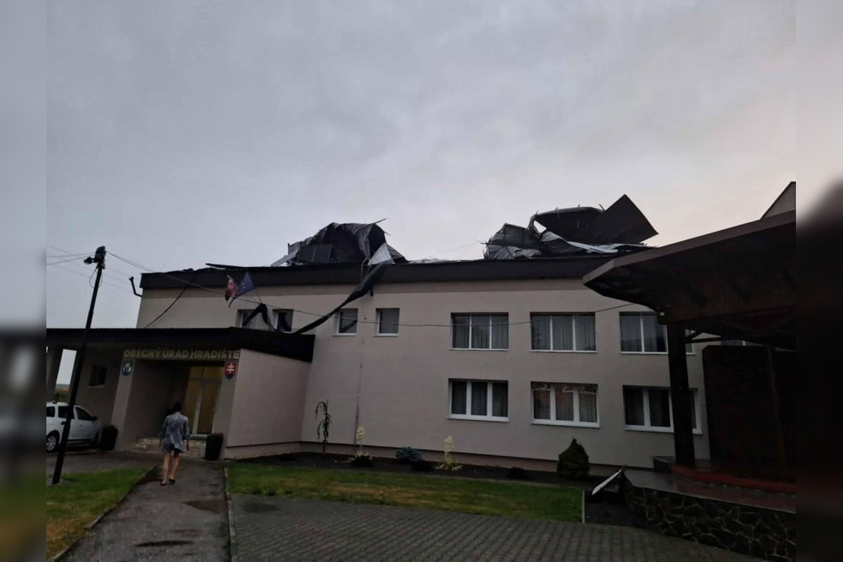 FOTO: Búrky na Slovensku lámali stromy, silný vietor odfúkol strechy, foto 7