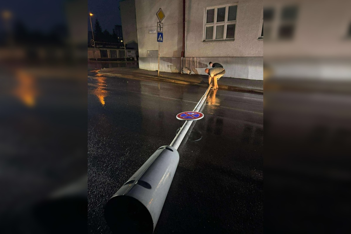 FOTO: Búrky na Slovensku lámali stromy, silný vietor odfúkol strechy, foto 8