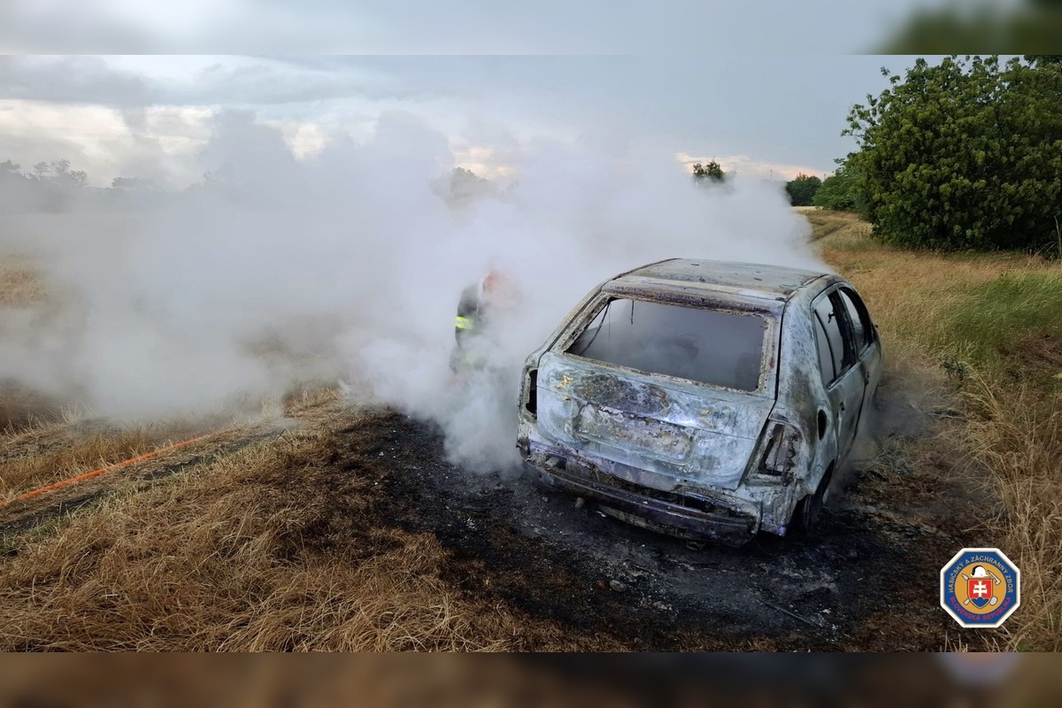 FOTO: Hasenie požiaru odstaveného vraku, foto 1