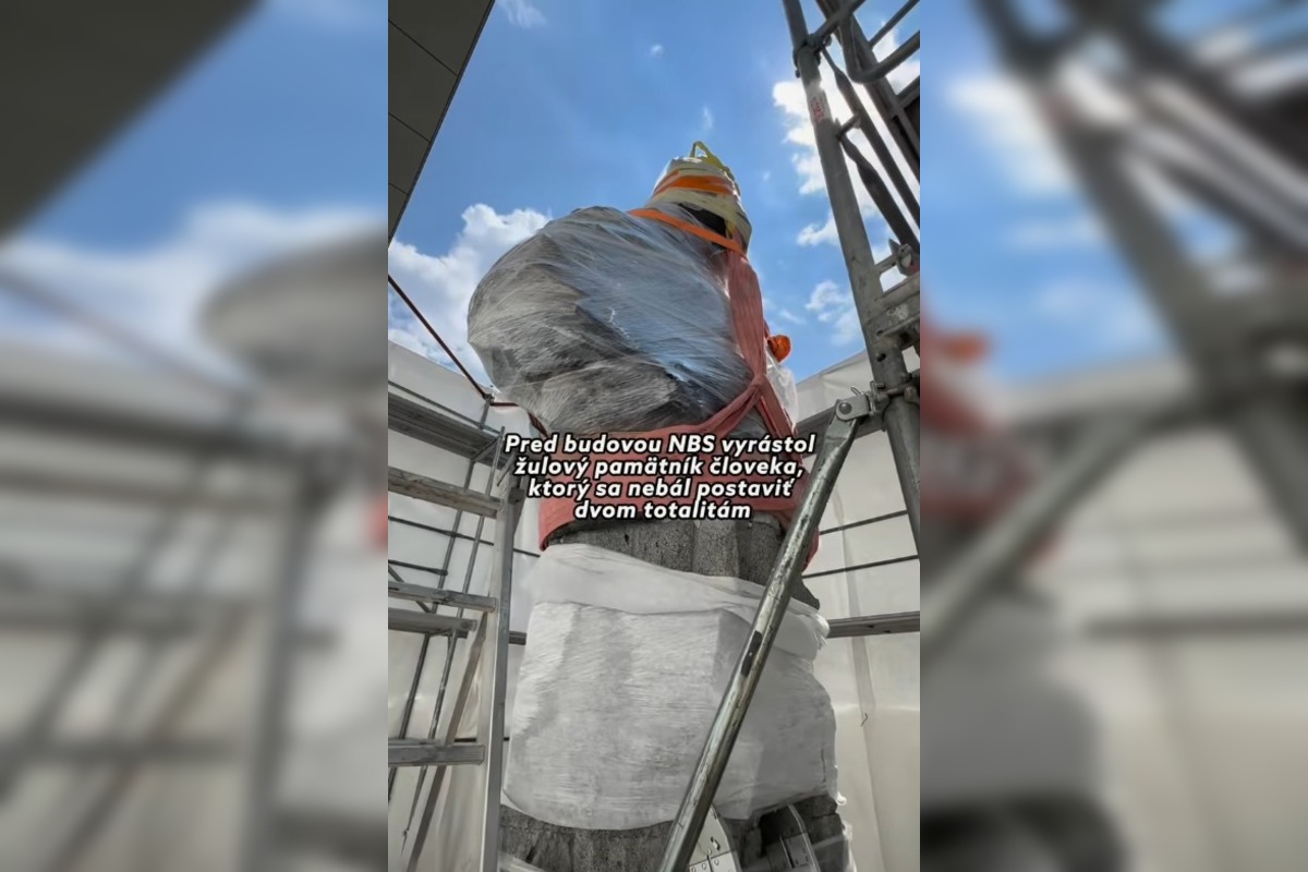 FOTO: Socha Imricha Karvaša pred Národnou bankou Slovenska, foto 1