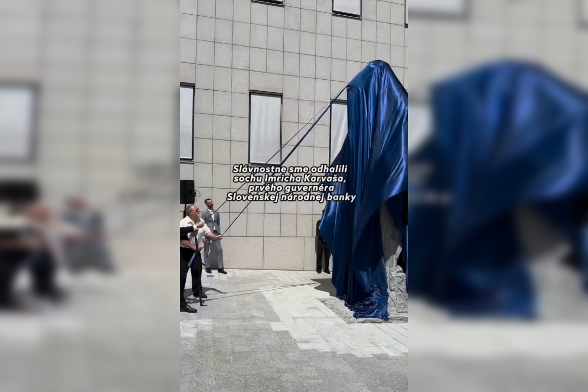 FOTO: Socha Imricha Karvaša pred Národnou bankou Slovenska, foto 2