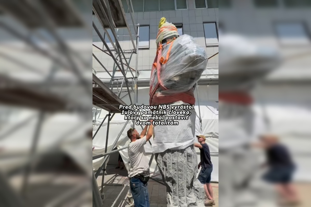 FOTO: Socha Imricha Karvaša pred Národnou bankou Slovenska, foto 3