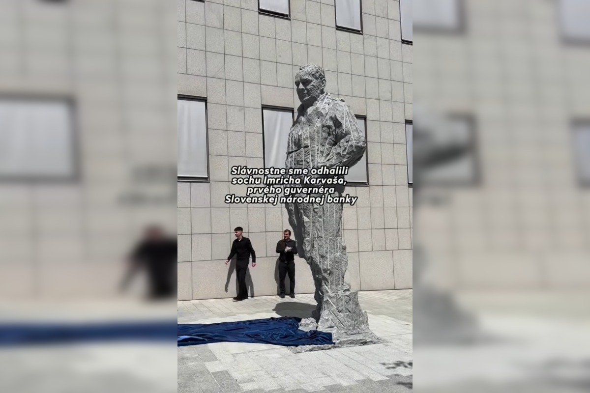 FOTO: Socha Imricha Karvaša pred Národnou bankou Slovenska, foto 4