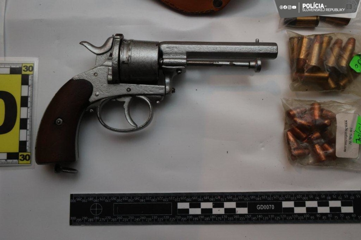 FOTO: Polícia zadržala muža, ktorý prenasledoval študentky z Ekonomickej univerzity v Bratislave. Toto našla u neho doma, foto 4