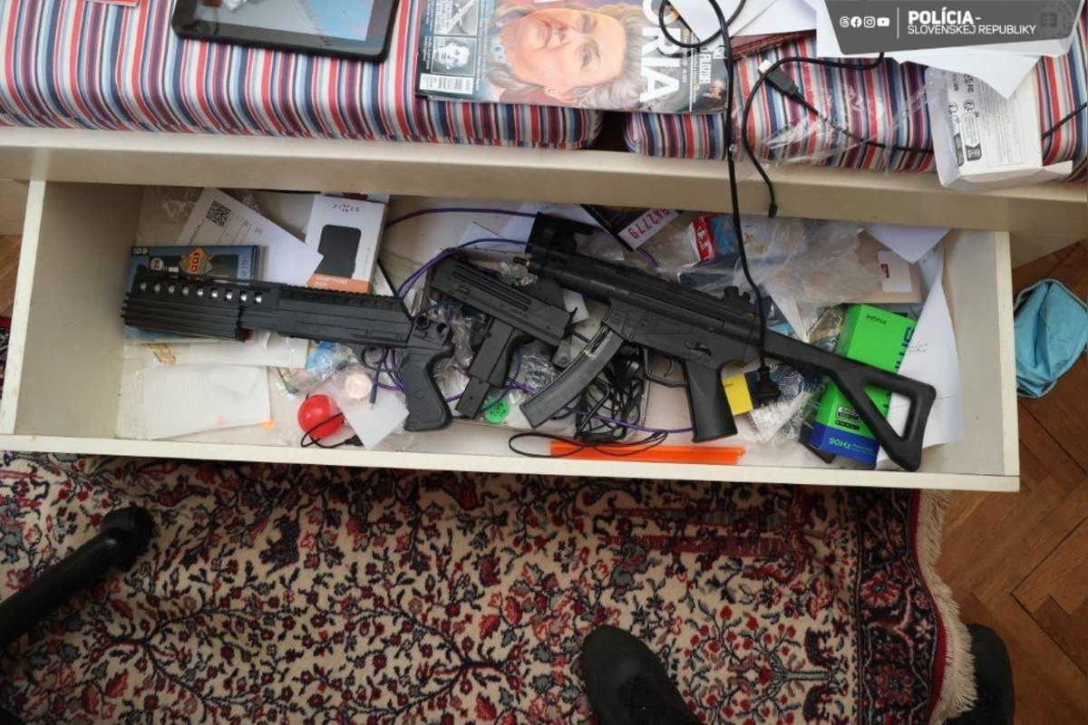 FOTO: Polícia zadržala muža, ktorý prenasledoval študentky z Ekonomickej univerzity v Bratislave. Toto našla u neho doma, foto 5