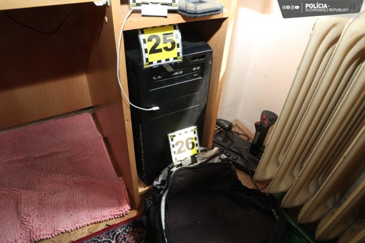 FOTO: Polícia zadržala muža, ktorý prenasledoval študentky z Ekonomickej univerzity v Bratislave. Toto našla u neho doma, foto 7