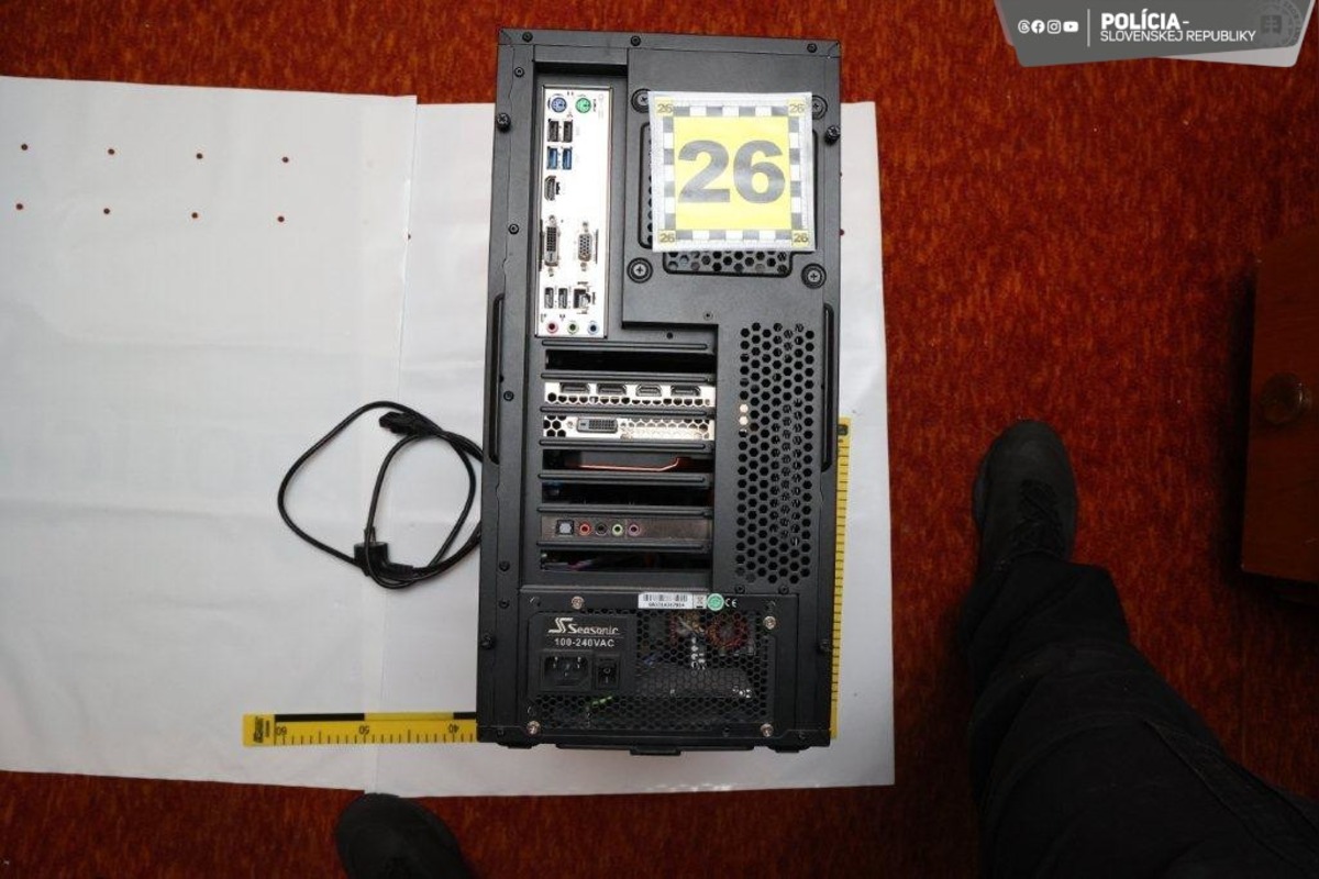 FOTO: Polícia zadržala muža, ktorý prenasledoval študentky z Ekonomickej univerzity v Bratislave. Toto našla u neho doma, foto 10