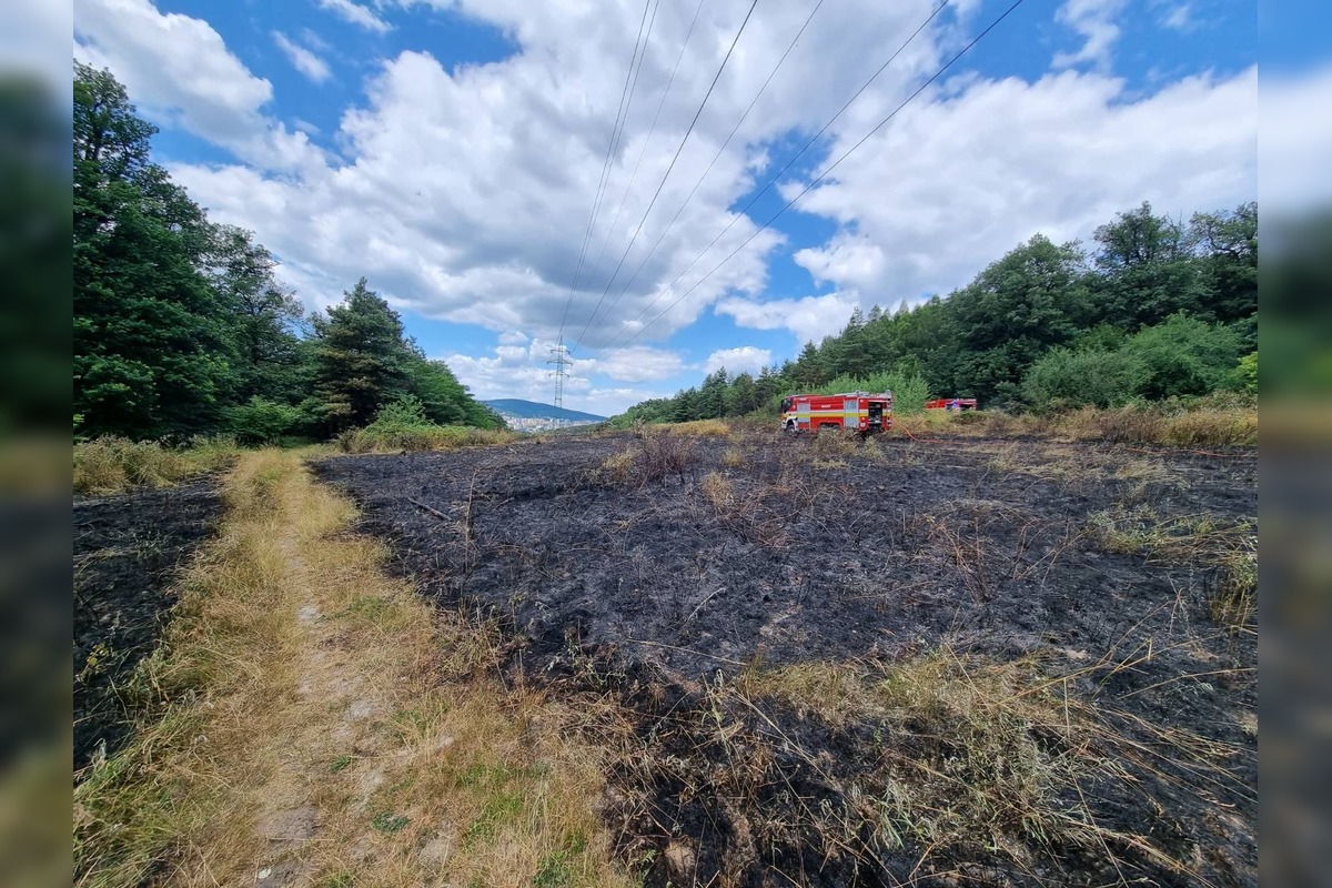 FOTO: Nedeľný požiar poľa vo Vrakuni , foto 1