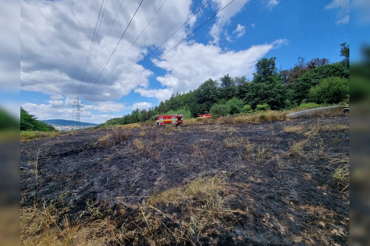 FOTO: Nedeľný požiar poľa vo Vrakuni , foto 2