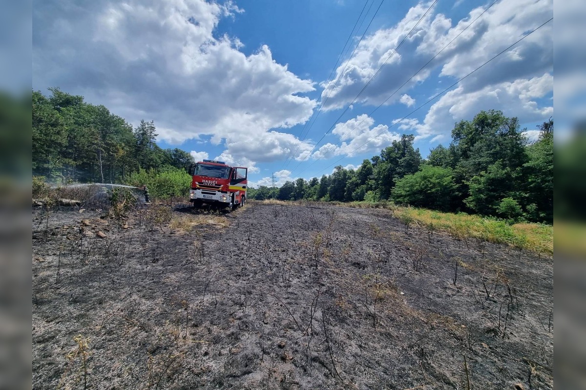 FOTO: Nedeľný požiar poľa vo Vrakuni , foto 3