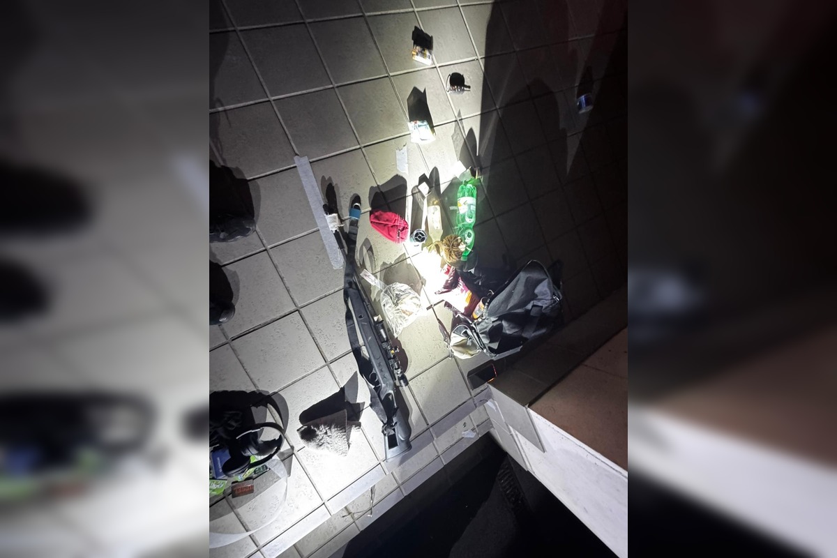 FOTO: Po námestí v Senici sa pohyboval muž so zbraňou, foto 1