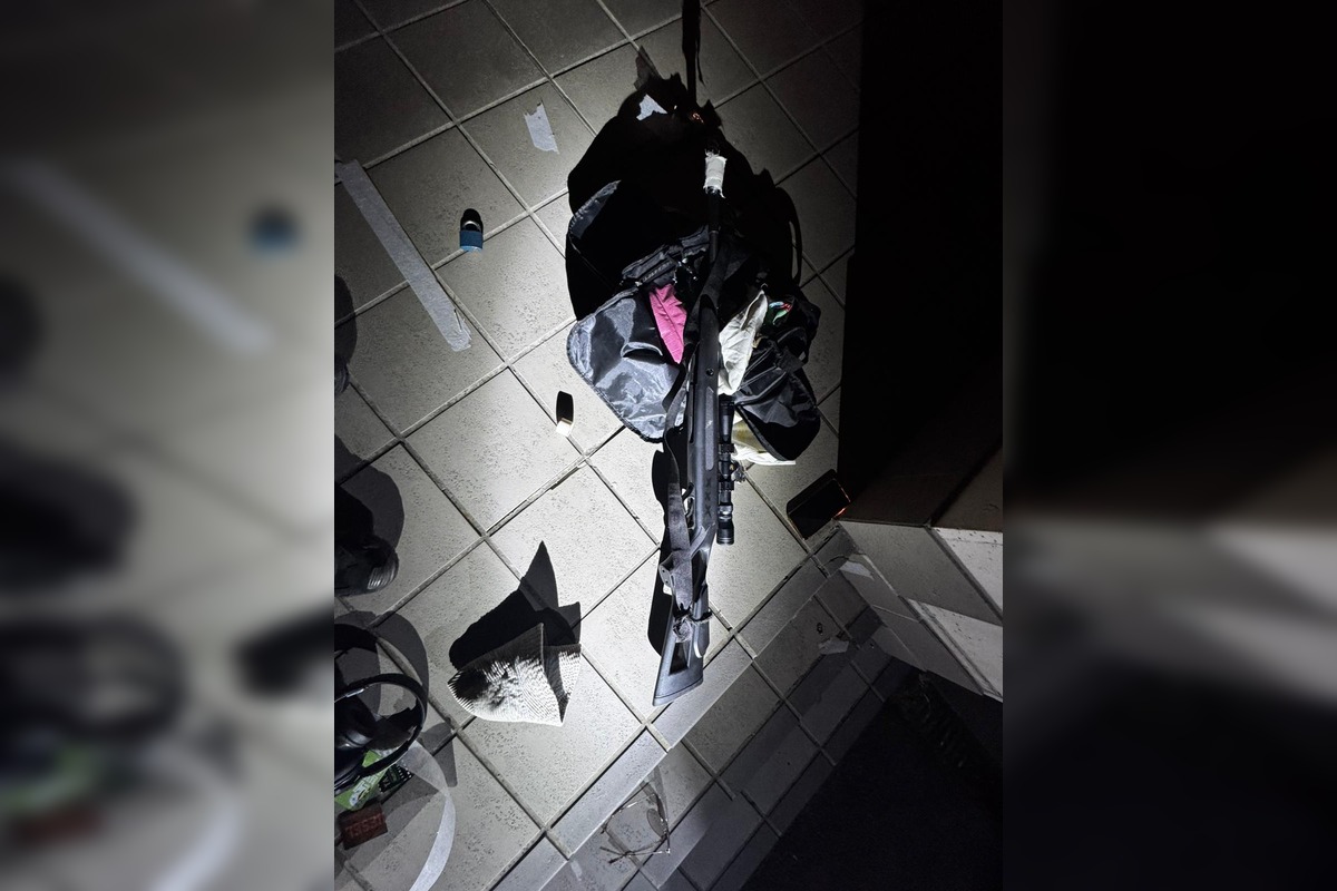 FOTO: Po námestí v Senici sa pohyboval muž so zbraňou, foto 3