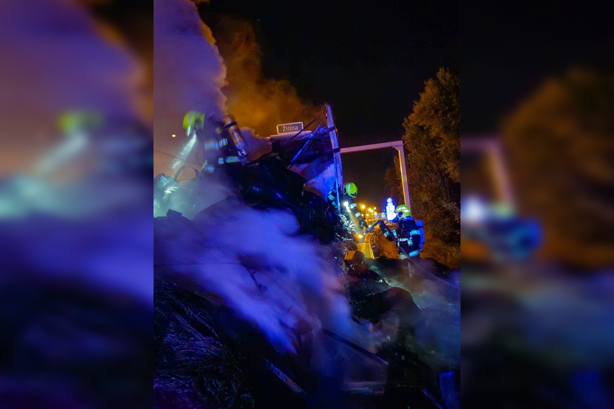 FOTO: Na D2 v noci horel kamión, foto 2