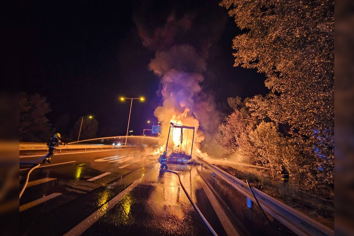 FOTO: Na D2 v noci horel kamión, foto 3