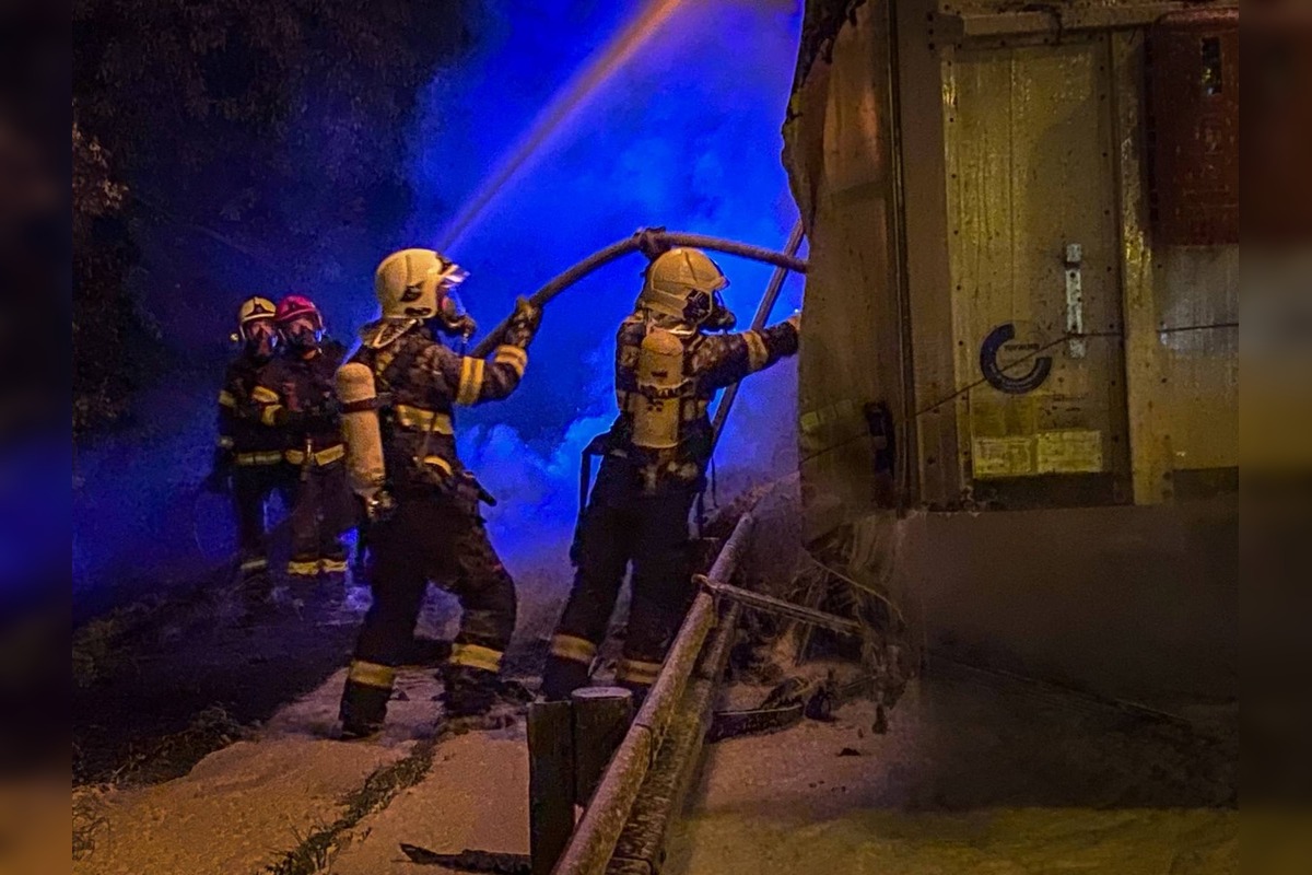 FOTO: Na D2 v noci horel kamión, foto 4